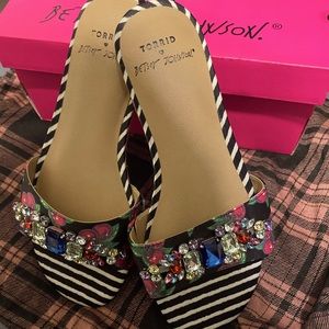 Torrid Black&White jewel Betsey Johnson sandals